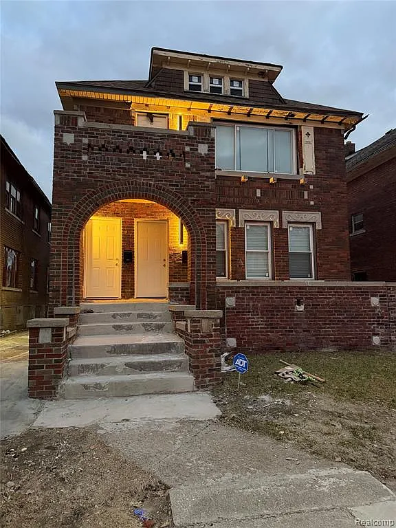 3 bed, 1.0 bath, 2600 sqft, $1,600 — Photo 1