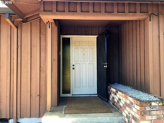 5th image of 740 SE Summit Dr