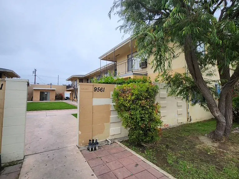 9551-9561 Maureen Dr — Photo 10