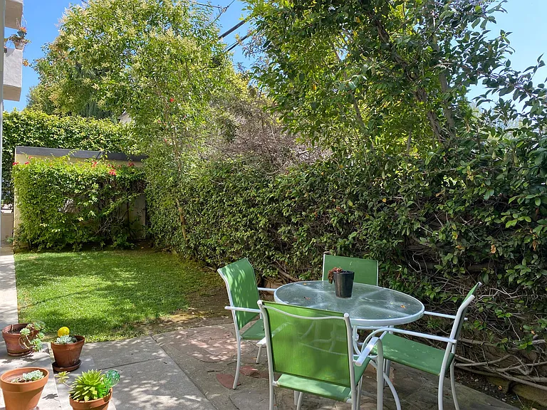 122 N Wetherly Dr — Photo 20