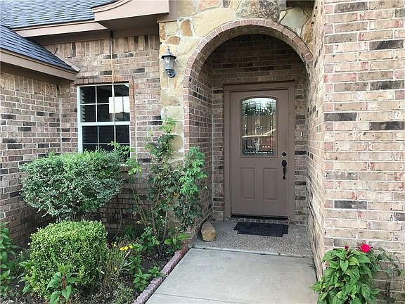 4th image of 805 Crockett Dr