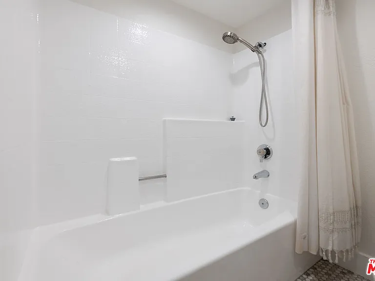 5500 Owensmouth Ave #328 — Photo 12