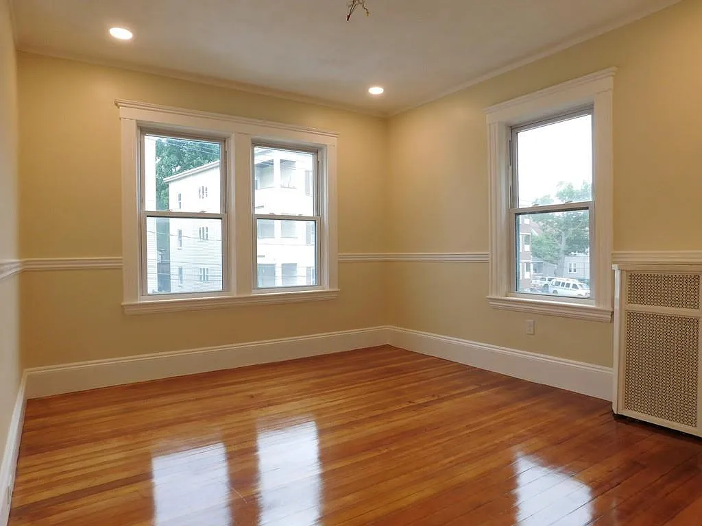 3 bed, 1.0 bath, 1000 sqft, $2,400 — Photo 3
