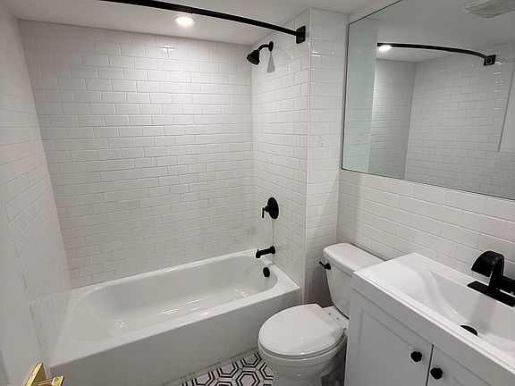 4th image of 4420 Jamieson Ave APT 1D
