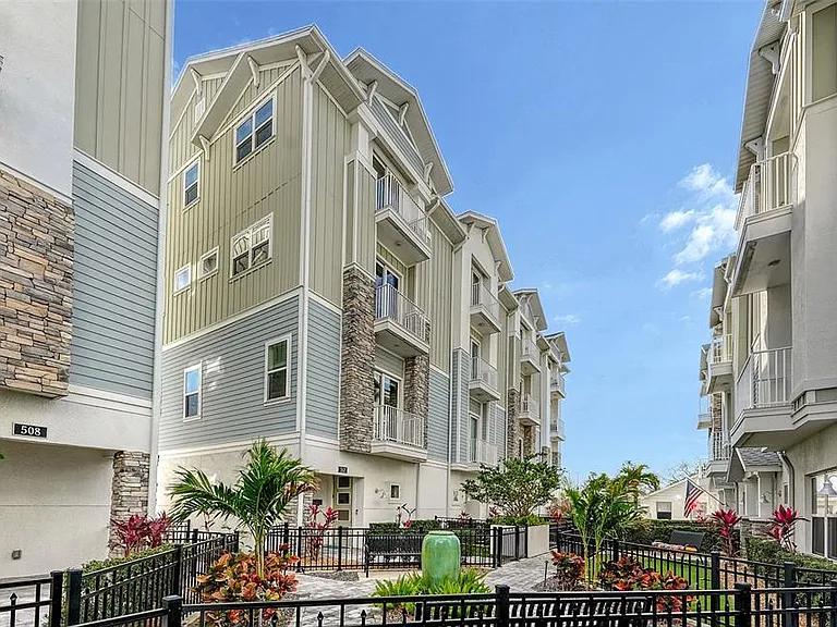 512 Laurel Park Dr — Photo 1