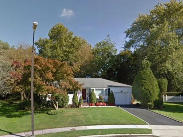 5 Vegas Ct, Plainview, NY 11803