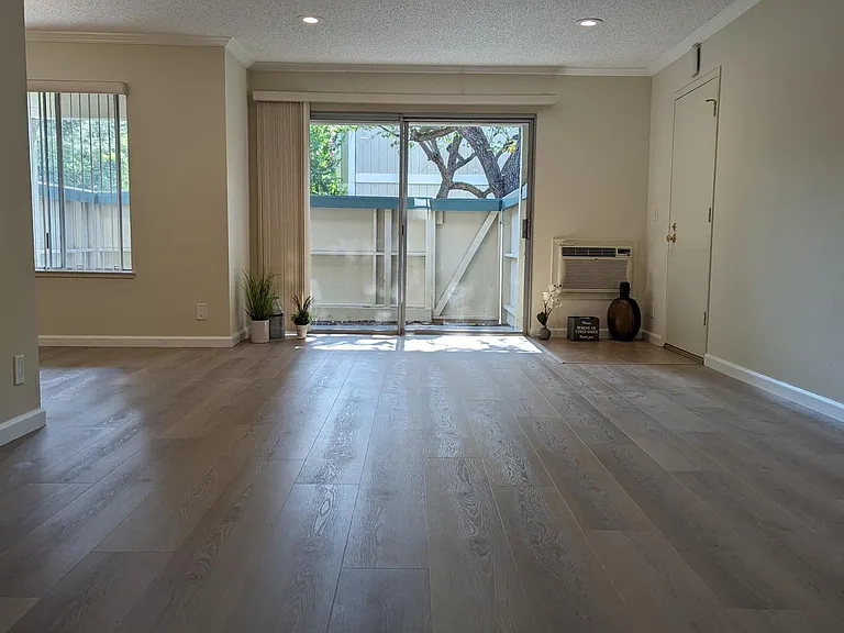 Live Oak Apartments — Photo 14