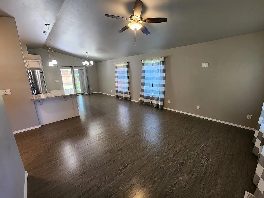 $2000 | 3-bed 2-bath House |807 E Ave A, Jerome ID — Photo 4