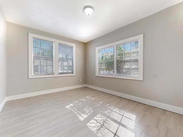 433 NW 25th Ave — Photo 3