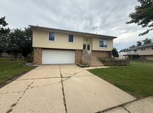 613 Newberry Dr, Streamwood, IL 60107