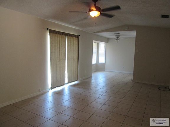 3rd image of 2402 Mariposa Ln