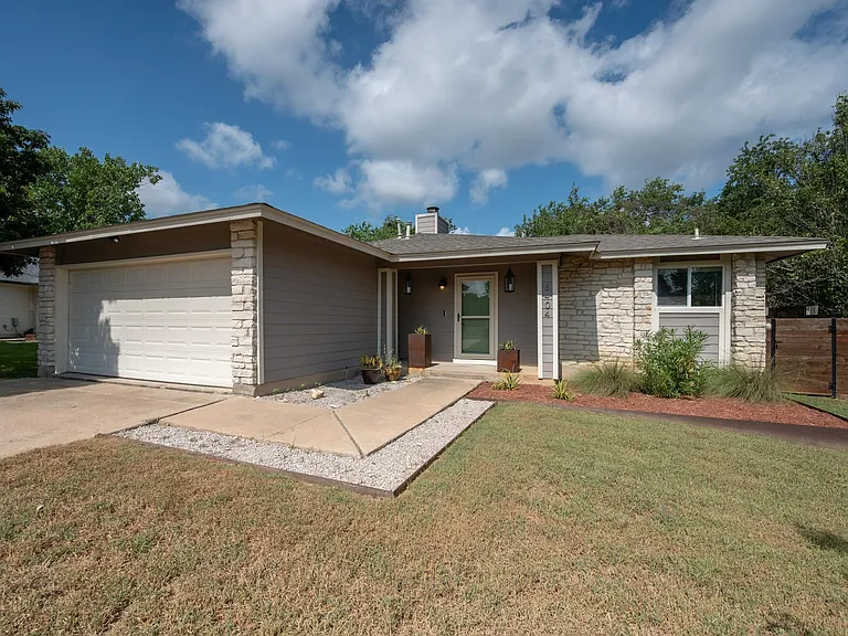 8404 Hornet Dr — Photo 2