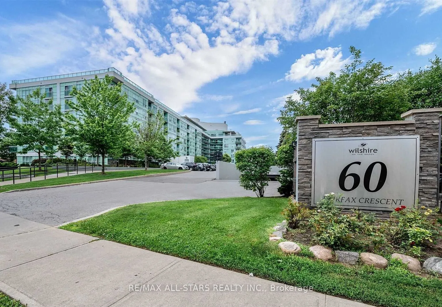 60 Fairfax Cres — Photo 1