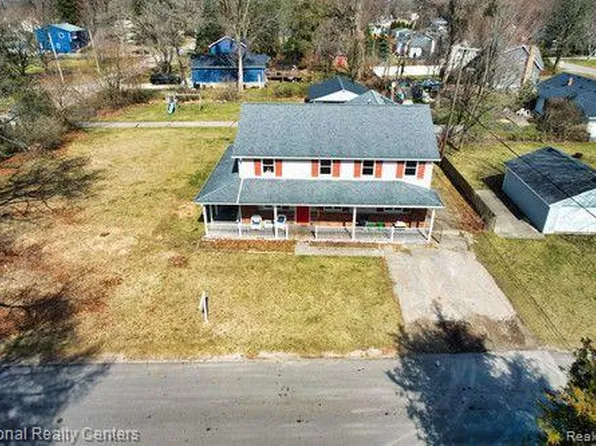 1030 Wakito St, Wolverine Lake, MI 48390
