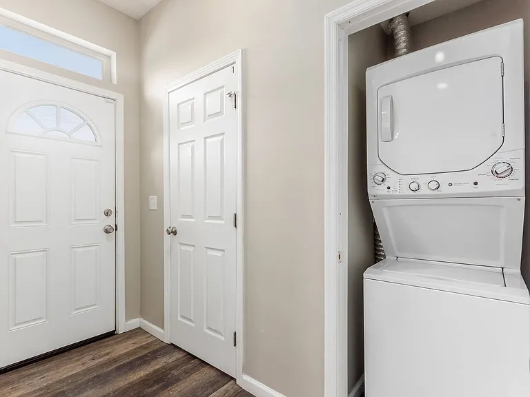 1363 Summit St — Photo 10