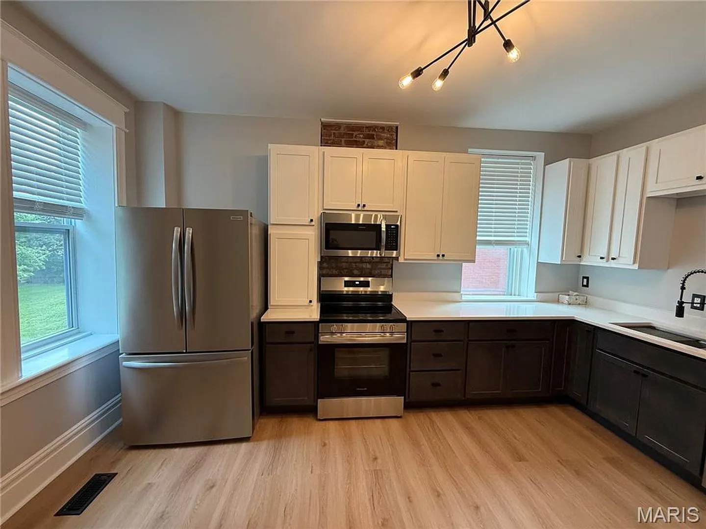 3009-3011 Magnolia — Photo 3