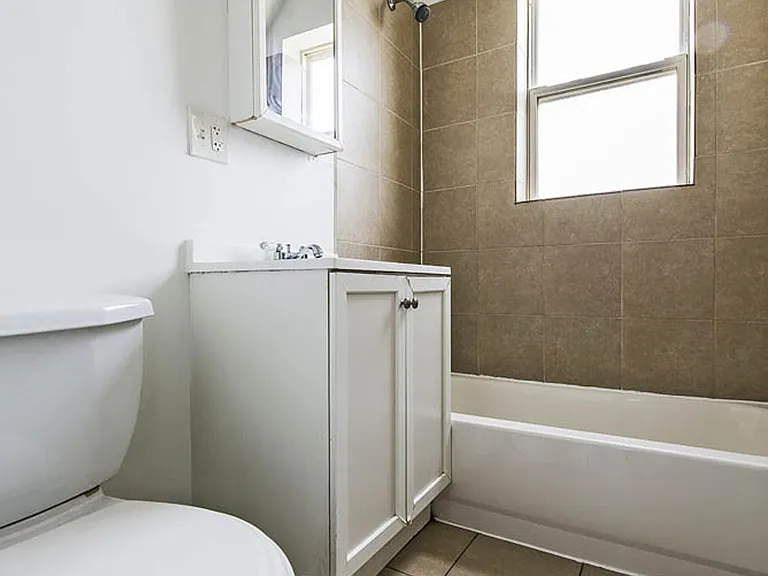 1145 N LeClaire — Photo 11