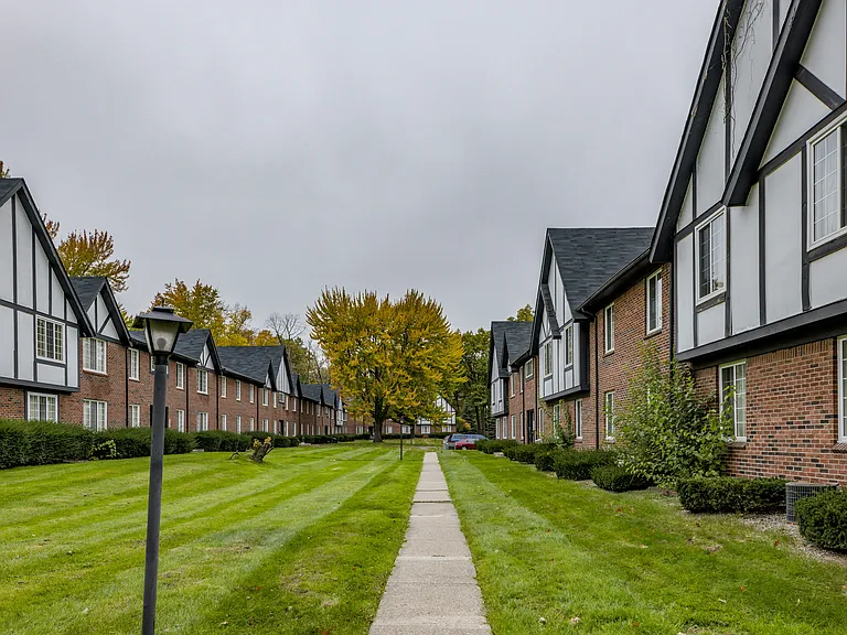 The Crossroads At Southfield Apartments — Photo 42