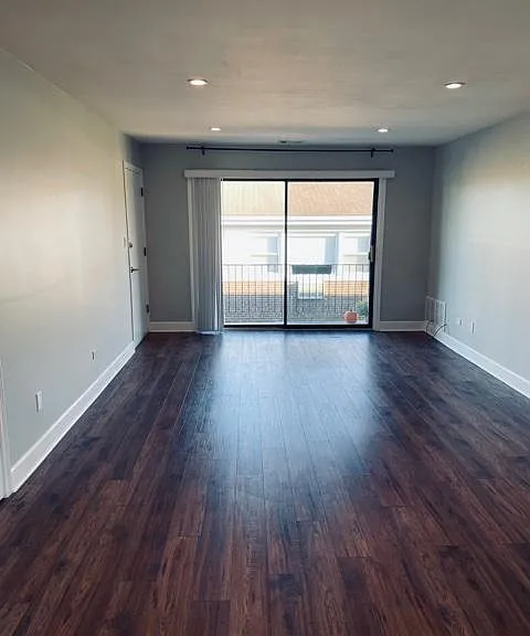5991 N Northwest Hwy #302 — Photo 1
