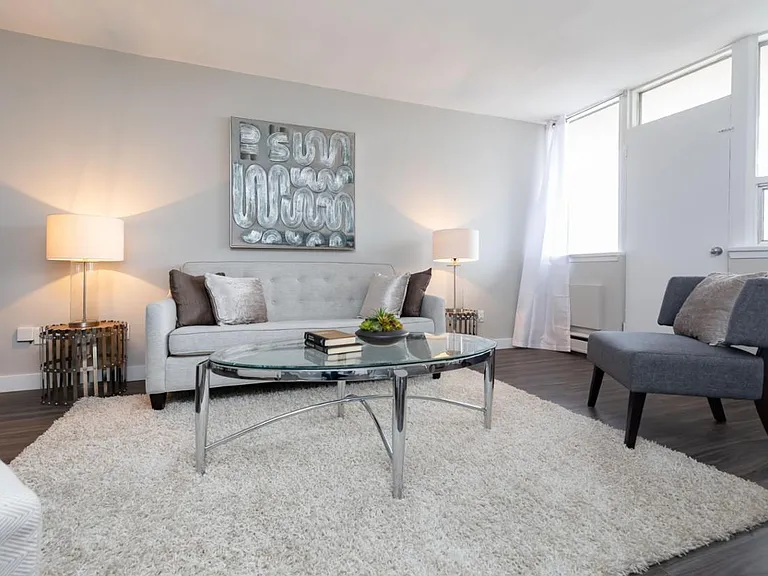4340 Bloor St W — Photo 3