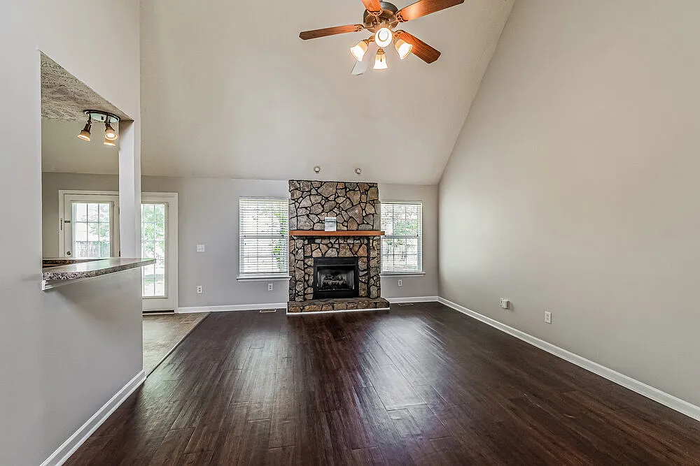 4 bed, 2.0 bath, 1786 sqft, $2,405 — Photo 4