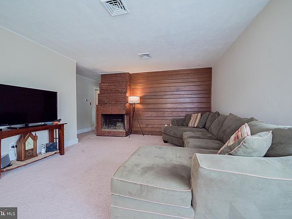 4th image of 18 Mallboro Dr