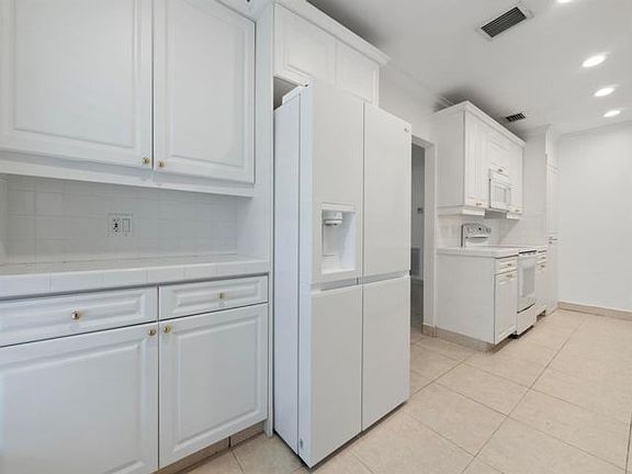 4th image of 440 NE 17th Way