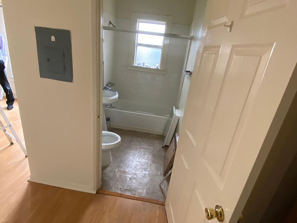 1st image of 830 S Oxford Ave #207