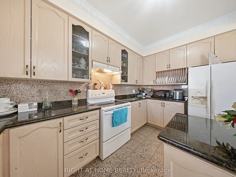284 Maple Leaf Dr — Photo 15