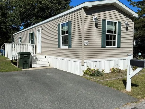 26 B Krzak Rd, North Kingstown, RI 02852