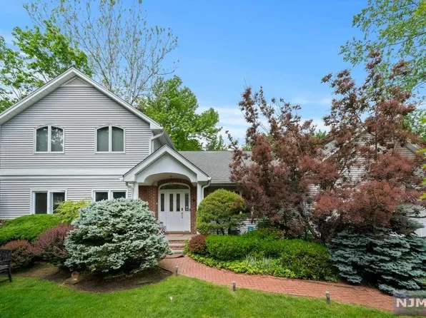 85 Venus Dr, Closter, NJ 07624