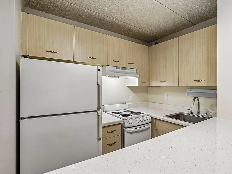 Lincoln Tower Apartments — Photo 29