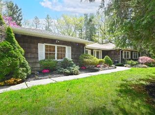 2 Glen Hill Ct, Dix Hills, NY 11746
