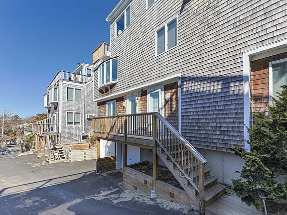 2nd image of 4 Willow Dr APT 3