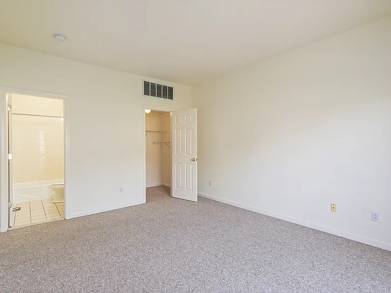 2435 Bedford St #21 — Photo 15