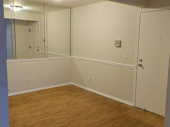 5th image of 960 N Lakeside Dr APT 1D