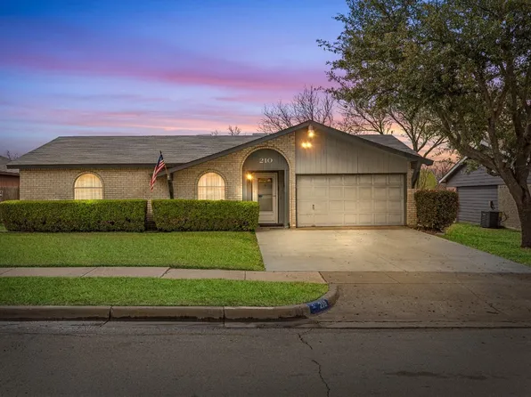210 Pebblebrook St, Arlington, TX 76014