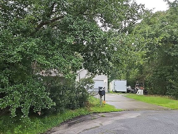 3rd image of 104 Fernwood Ct