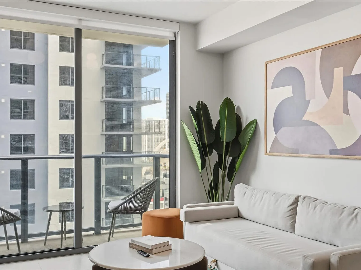 1 bed, 1.0 bath, 645 sqft, $3,053 — Photo 3