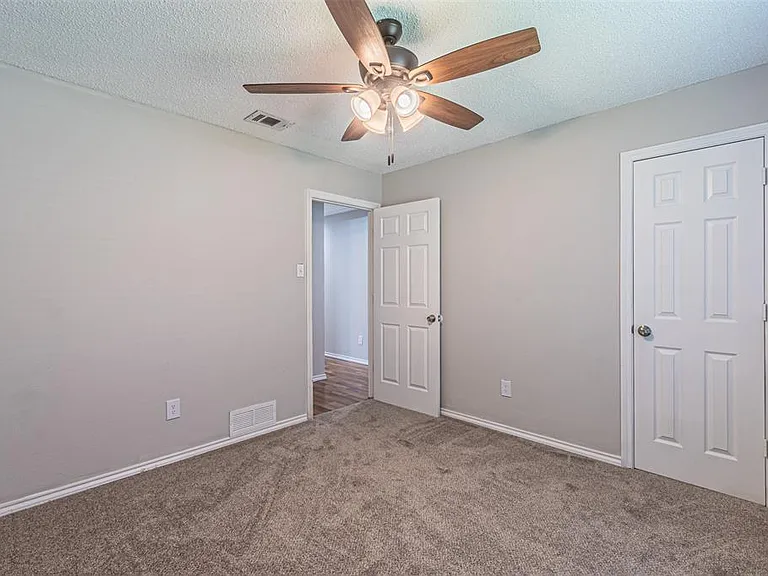 2801 Cambridgeshire Dr — Photo 22
