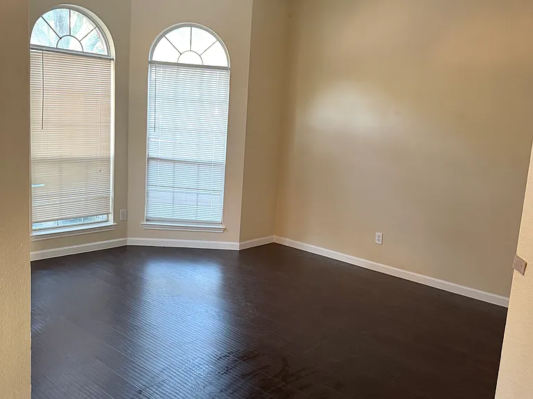 608 Herefordshire Ln — Photo 2