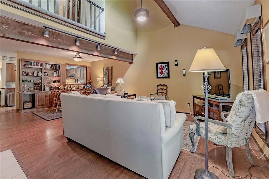 4 bed, 3058 sqft, $2,500 — Photo 2
