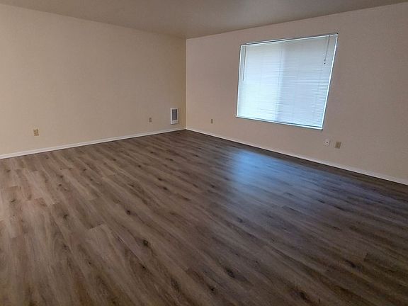 5th image of 4612 73rd Pl NE