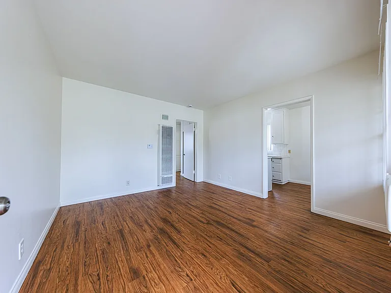 650 W Wilson Ave — Photo 19