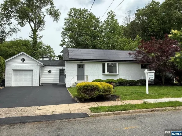 41 Woods Ave, Bergenfield, NJ 07621