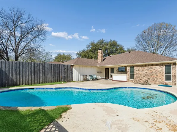 810 Meadow Gate Dr, Garland, TX 75040