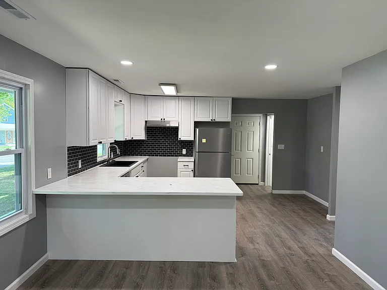 400 S Streeter Ave — Photo 9