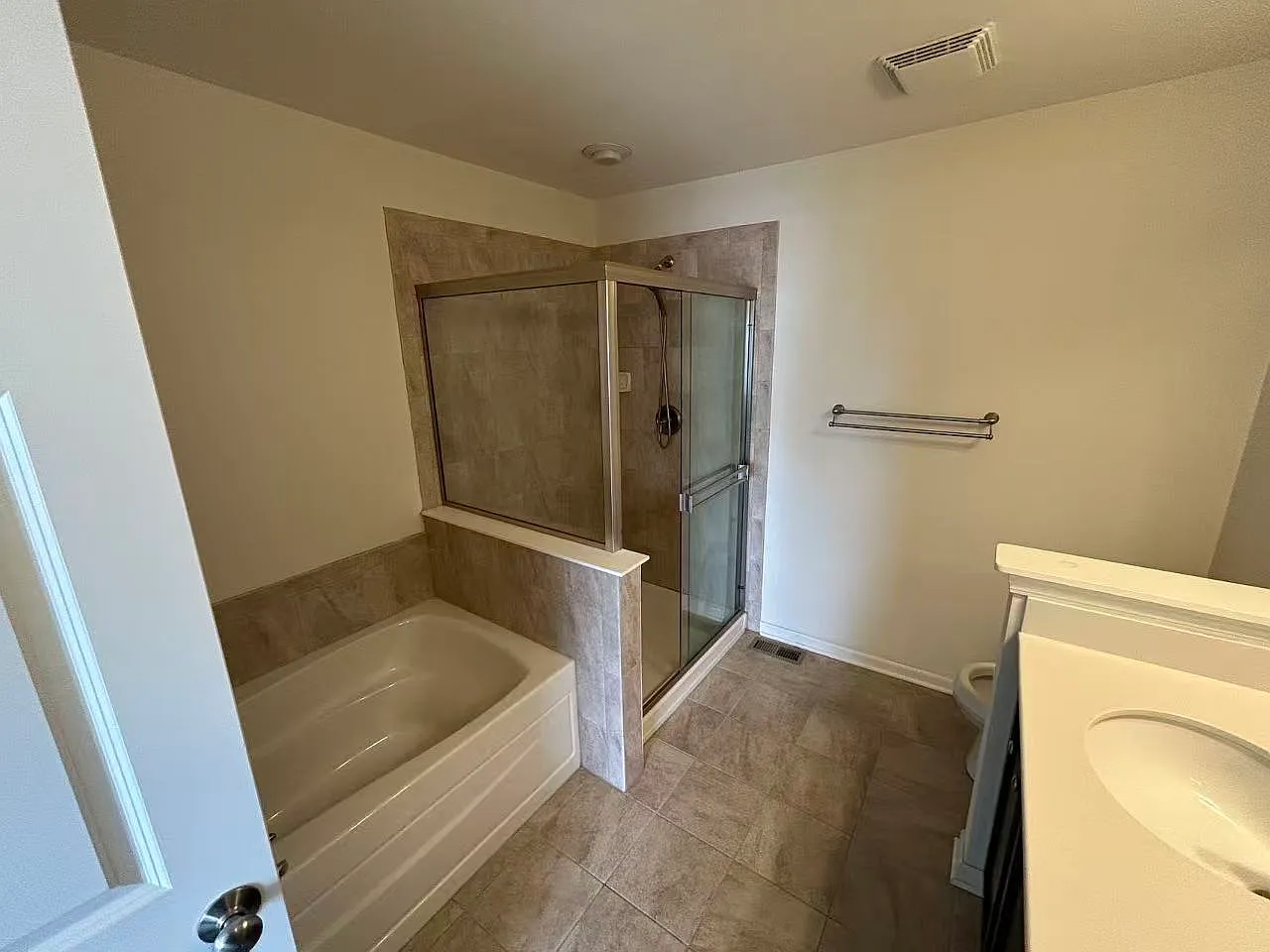 2 bed, 2.5 bath, 2016 sqft, $3,200 — Photo 2
