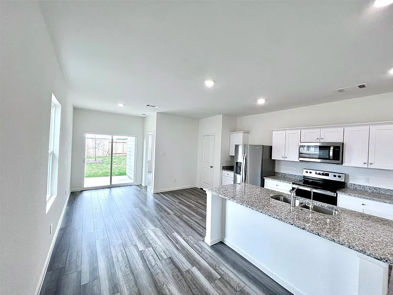 680 Amesbury Rd — Photo 7