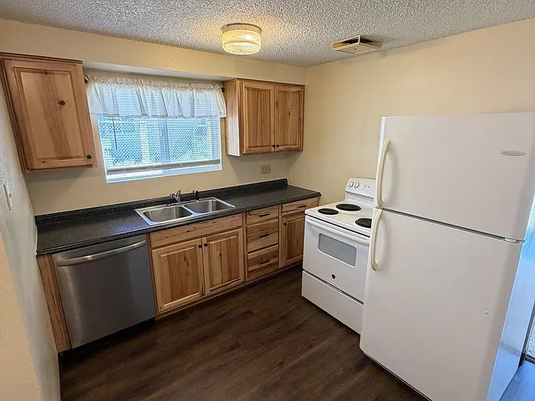Pinewood Apartments — Photo 14
